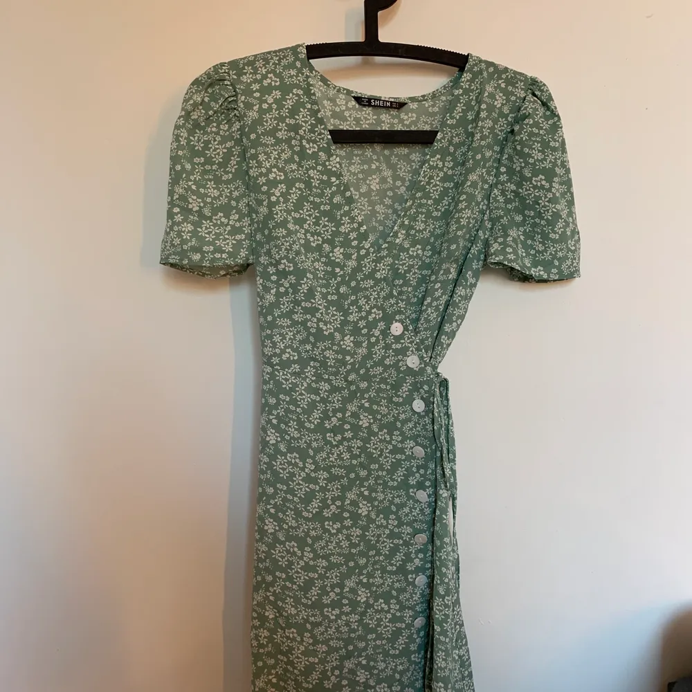 Så fin grön veckad klänning från shein som jag tyvärr måste sälja då den inte satt som önskat på just mig🥰. Klänningar.