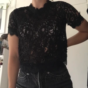 Svart spetstopp - Svart spetstopp från Zara med dragkedja i ryggen. Bara använd några få gånger så är i nyskick💕 är strl M men passar S också. 