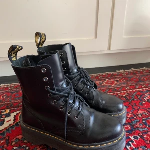 Dr.Martens Jadon - Heeej! Säljer mina supersnygga och trendiga dr martens i modellen jadon. Använda endast ett par fåtal gånger. Köpte dem i London för 200£ vilket motsvarar 2275 sek. Köparen står för frakten men kan även mötas upp i centrala Stockholm. 