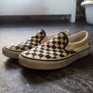 Vans slip on - Ett par rutiga vans i storlek 40 lite smutsiga men går att tvätta om man vill de. 
