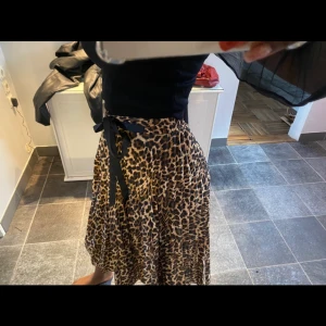 Lång Leopard kjol - Bra skick använd fåtal gånger, skönt material