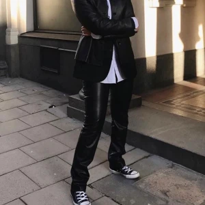 skinnbyxor nelly - jättefina PU pants från Nelly. Första två bilderna är lånade! Storlek M. Aldrig använda. Frakt tillkommer 