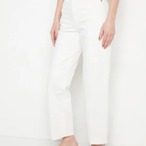 Fina Vida vita jeans  - Jättefina jeans som är helt oanvända. Nypris är 399kr. Dem är vida i modellen och lite kortare i benen. Frakt kostar 79kr ❤️ Fler bilder finns!