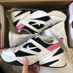 Nike m2k tekno , chunky sneakers - Säljer mina älskade nike m2k tekno chunky sneakers! Jättefint skick, trendiga, sparsamt användna o är jättenajs att piffa upp en basic outfit med! Slutsålda överallt💓💘💝💞 nypriset var 1100kr