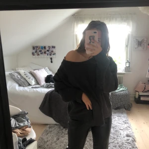 Stickad tröja oversized - En oversized stickad tröja från zara i en fin grå färg, aldrig använd! Köparen står för frakt💕💕