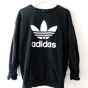 Adidas sweater - Adidas sweater som helt enkelt inte kommer till användning längre. Den är i fint skick! Storlek S. Frakt 44kr 📦