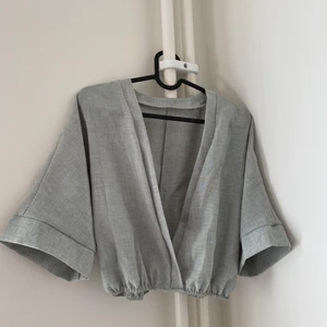 Snygg tröja - Snygg avslappnad tröja från Shein. Supersöt och enkel tröja. Andra bilden har tröjan en verklighetstrogen färg. Kan mötas upp i Halmstad annars står köpare för fraktkostnad.