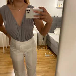 Body - En jättefin body ifrån Gina tricot storlek XS, säljer för 150kr köpte för 340kr