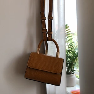 Handväska - Mindre handväska i ormskinnimitation. Från topshop, oanvänd.  Hämtas hos mig i Hägersten eller så möts vi upp i centrala Stockholm/Södermalm. 💕