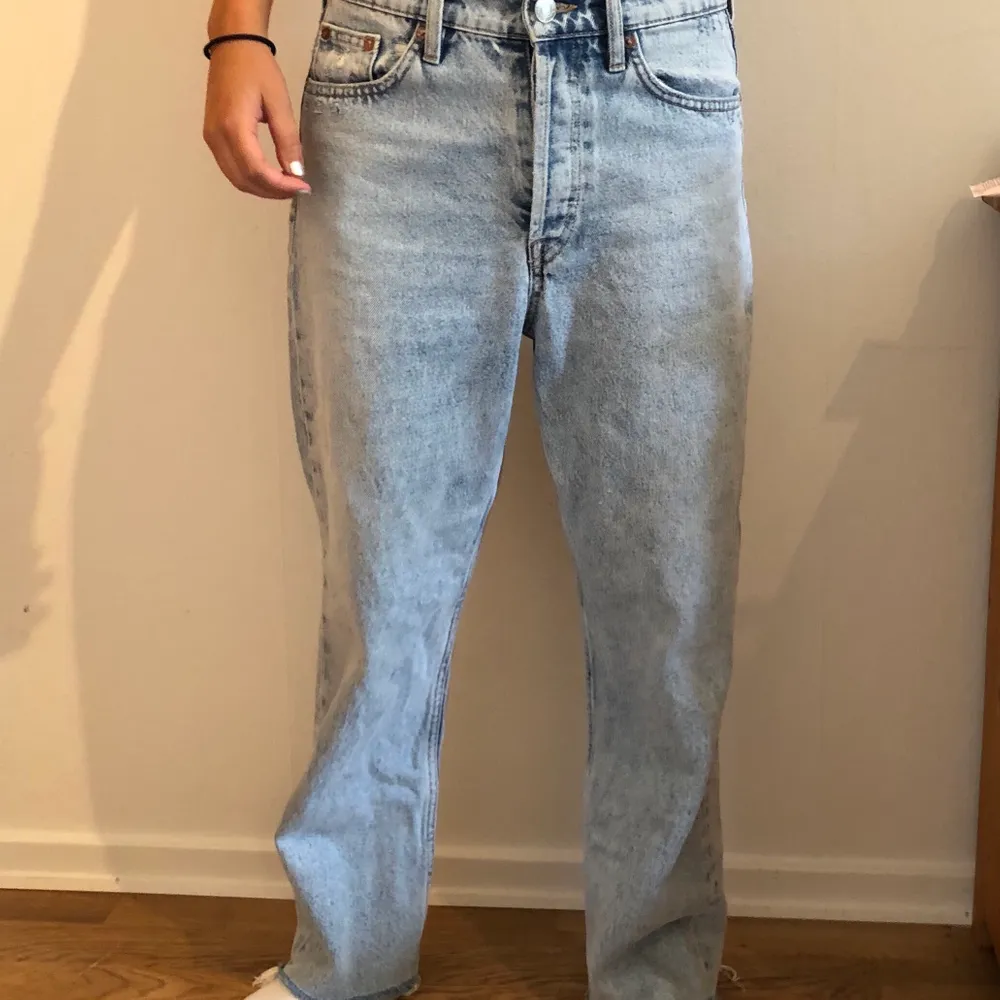 Säljer ett par jättesnygga jeans från zara eftersom jag inte från någon användning av dom längre!❤️ Min kompis som har på sig dom är 163💕. Jeans & Byxor.