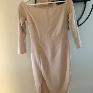 Klänning  - Beige tight klänning. 