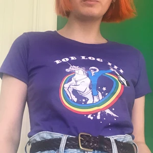 Tshirt  - Super snygg tshirt med roligt tryck. Köparen står för frakten 