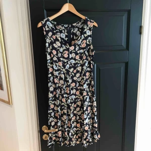  - Somrig och blommig klänning från vivaldi! Super fin!