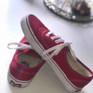  - Röda skor från Vans, sparsamt använda och i väldigt fint skick. Lite smutsiga just runt det vita men det går att tvätta bort.