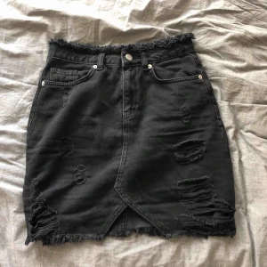  - Nästan oanvänd kjol från nakd! Snygg med slitningar och en slit fram på kjolen! Storlek XS men passar även en liten S! Fungerar på längden 158-170 ungefär utan att vara för kort/lång! nypris var 499kr! Kan mötas upp i Sthlm elr fraktas! 🖤⚡️