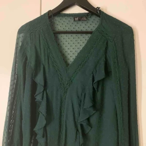  - Säljer min fina zara blus, den är i strl x-small och jag säljer den för 100kr, kan frakta men du får betala frakten själv (63kr), annars möts jag upp i Stockholm, betalning sker via swish, hoppas det är något för dig!☺️