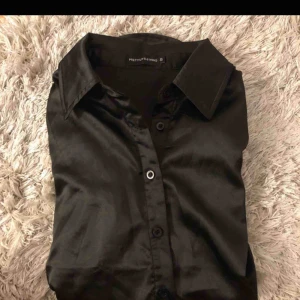  - Svart skitanygg blank skjorta från Prettylittlethings! Storlek S
