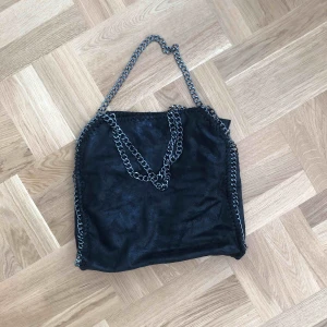  - Stella McCartney liknande väska köpt i Paris. Får plats med a4-block m.m.  Köparen står för frakt, kan även mötas upp i Stockholm.