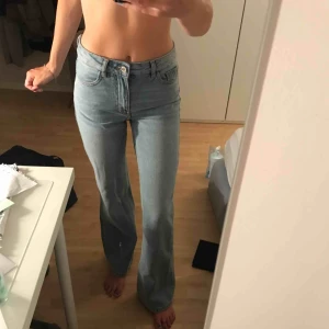  - Helt nya oanvända jeans ifrån mango, ljusa och utvägas MYCKET BRA SKICK, jag är 173 lång. frakt 64kr. 