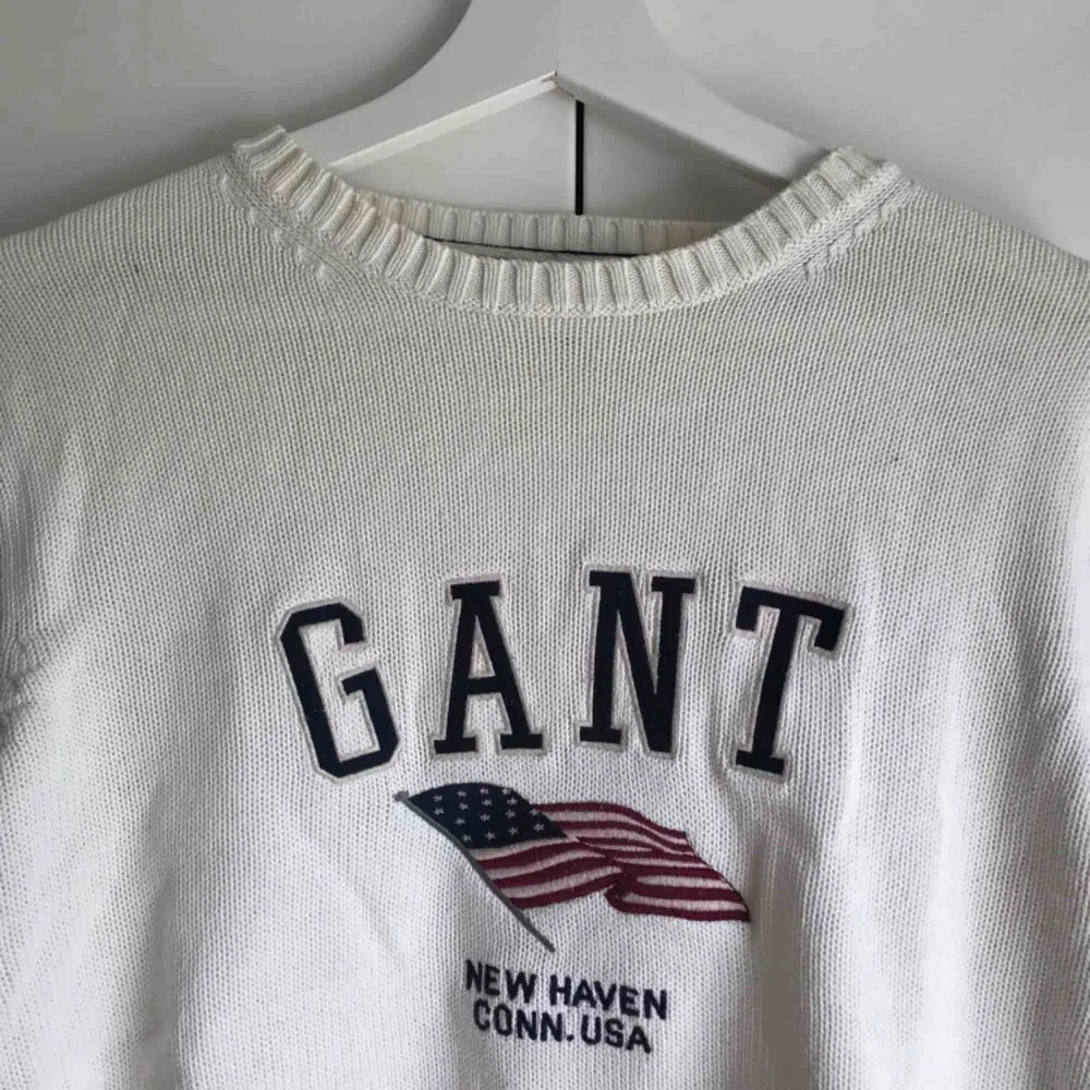 Snygg stickad Gant tröja i bra skick, herrmodell. Eventuell frakt tillkommer.. Tröjor & Koftor.