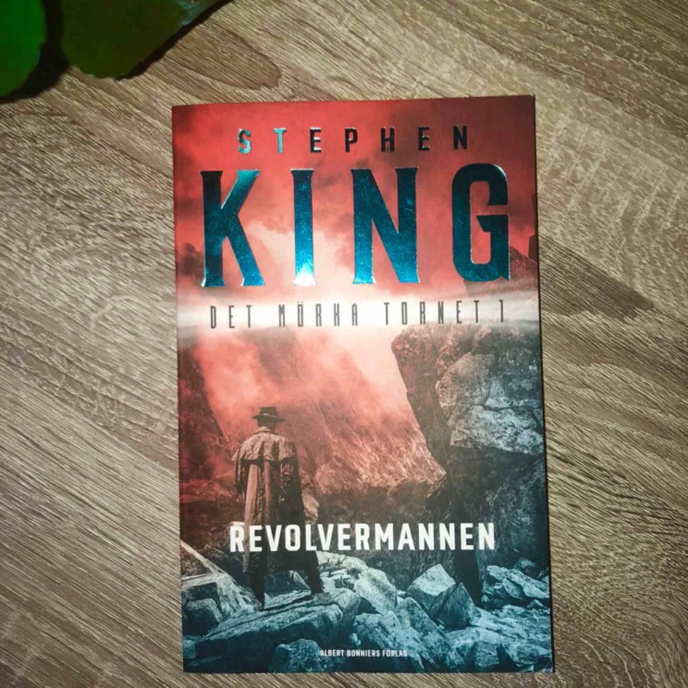 Säljer denna storslagna bok från Stephen King! Första delen i serien ”Det mörka tornet”. Säljer pga den är oläst! Öppet för prut! Betalas med Swish och köparen står för frakten☺️📚 . Övrigt.