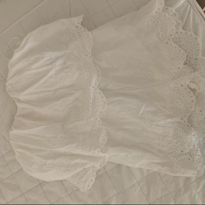  - Jumpsuit med spets och volang, väldigt fint skick 