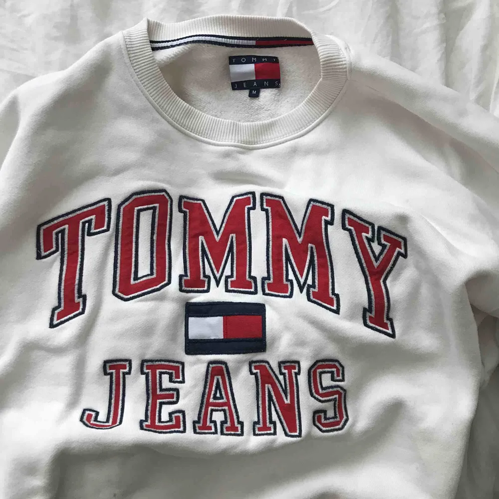 Oversized tröja från Tommy Hilfiger i storlek M. Köpt här på Plick men säljer pga kommer inte till användning längre. (:. Hoodies.