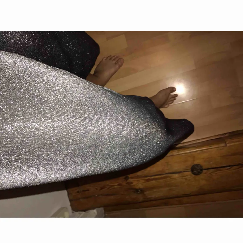 Snygga glittriga ”culottes” från Gina Tricot. Aldrig använda. Sitter tajt på men är ändå stretchiga. Frakt ingår ej 💞. Jeans & Byxor.