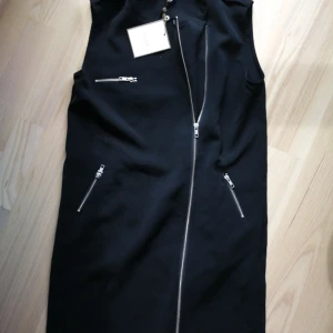  - Oanvänd klänning, snygg och lätt men passar dock inte min form. Ordinarie pris från VILA är 599 kr. 