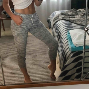  - Väldigt sköna mjukisbyxor från H&M som inte är för varma och passar perfekt till sommarkvällar! Storlek 140 då de är från barnavdelningen, men sitter som på bilden för en XS tjej / 160cm. Skönt tunnt matrial och lätta att packa med sig.