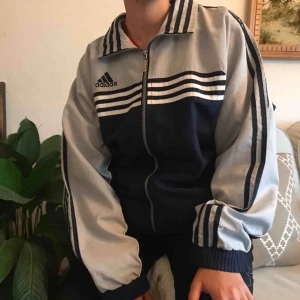  - Tjena, säljer en assnygg jacka/kofta från adidas. Den är vintage och snygg nu inför hösten. Undrar du något är det bara att fråga💕🥳