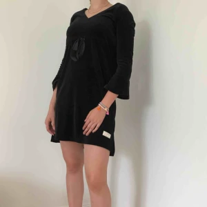  - Klänning i sammet från Odd Molly. Mer eller mindre aldrig använd. Pris kan diskuteras.