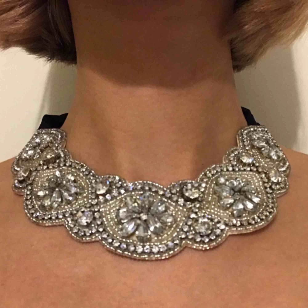 Only worn once to the vintage event, this gorgeous necklace is made of leather on the bottom, metal holding stones and fine fabric straps to make a bow at the back. It’s a beautiful piece to complement an evening dress. Originally bought for 600 SEK.. Accessoarer.