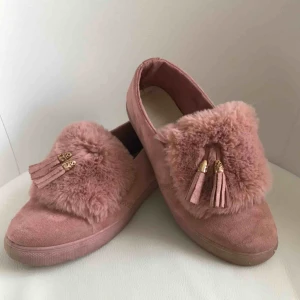  - Mina favoritskor har tyvärr blivit för små! Sparsamt använda och är i bra skick. Mycket bekväma och snygga. Jag har vanligtvis storlek 39 så skulle nog säga att de passar 38 bättre.