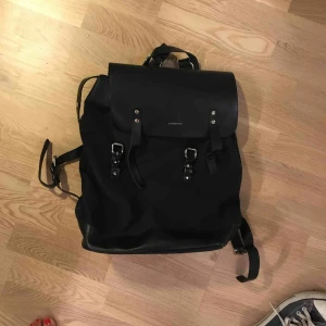  - Ryggsäck från Sandqvist i gott skick. Ej tappat färg, lädret fortfarande i bra skick. Laptop fack plus några småfack. Även sidofack. Säljes pga används alldeles för sparsamt. 500kr exklusive frakt, kan mötas upp i Sthlm.