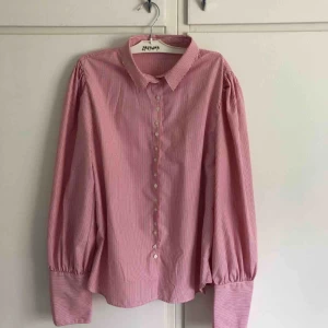  - Röd och vit randig skjorta från Mango. Den är i väldigt fint skick och säljs pga jag aldrig använder den. Jag möts upp i Sthlms innerstad eller så betalat kunden frakt. Jag tar endast swish inga kontanter. 