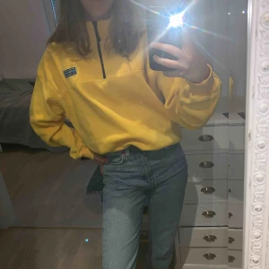  - Gul fliströja från junkyard. Storlek XS men är oversized så den passar även S. Mycket bra skick, använd 3-4 gånger. Frakt ingår inte.