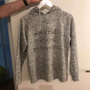  - Grå hoodie i fint skick.