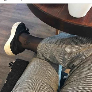  - Superfina sneakers i svart mocka från & Other stories köpta för 1000kr! Använda men fortfarande i fint skick.💜