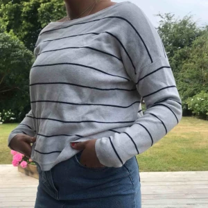  - Fin randig tjocktröja! Frakt står köparen för!