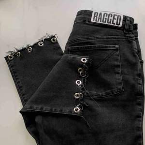 Mörkgråa jeans från Ragged Priest i slim-modell med ringdetaljer på kanterna! ✨ säljer för att jag inte använt de tillräckligt :/ Avklippt där bak för att längden skulle vara detsamma på båda sidorna :) Jag står för frakten och kan även mötas upp! 