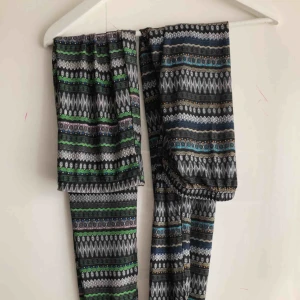  - Tighta leggings, bekväma. Ej noppriga, som nya.  Frakt tillkommer. 40 kr styck. 