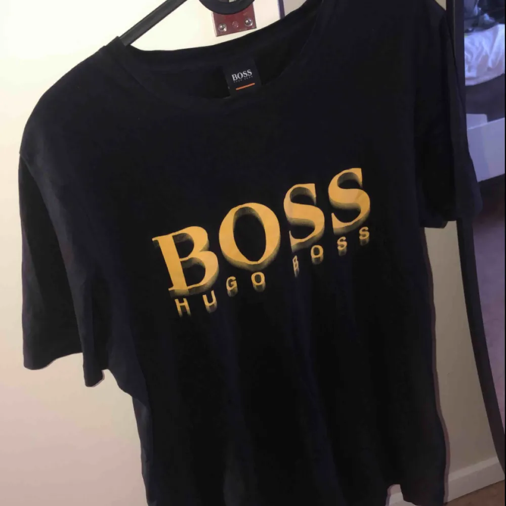 En äkta Hugo boss t-shirt i storlek M, använd fåtal gånger, frakten går på 50kr. Priset kan diskuteras . T-shirts.