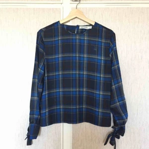  - Blus från Carin Wester med knytband på ärmarna. En liten rispning i tyget på bröstet, se bild 3.