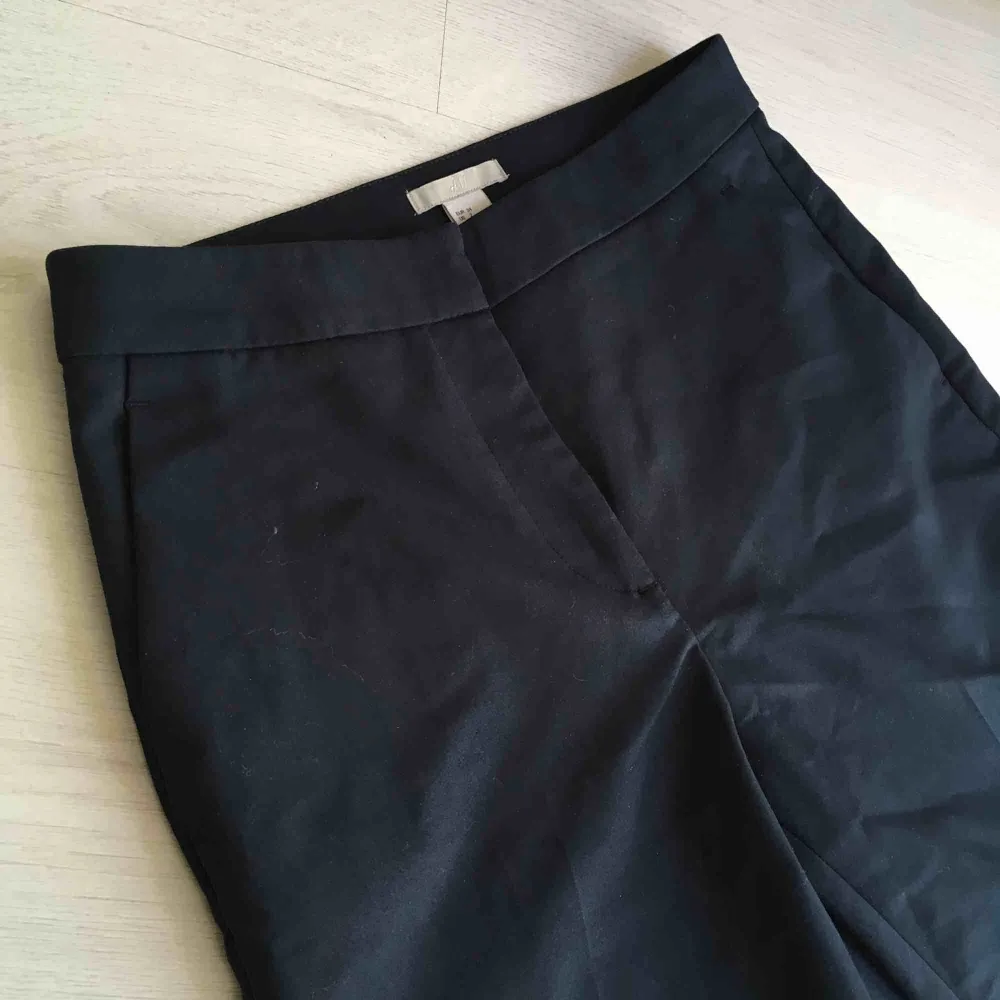 Mörkblå kostymbyxor från HM i storlek 34. Pressveck kvar på benen. Möts vid Fridhemsplan eller skickas mot fraktkostnad.. Jeans & Byxor.
