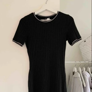  - Ribbad tight klänning från h&m som är använd 4 gånger
