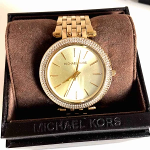 - Michael Kors klocka Fint skick  extra original länkar medföljdes 