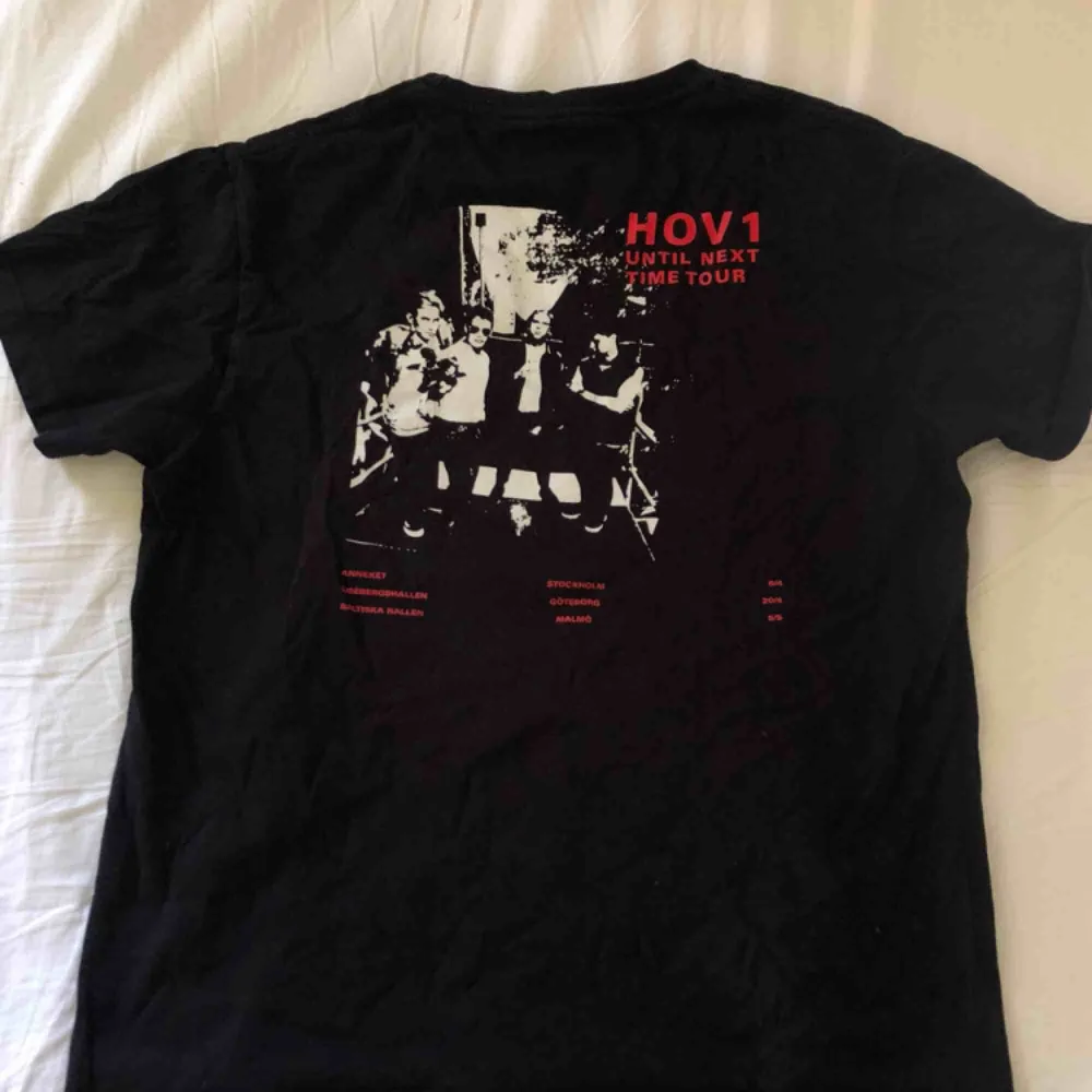 Hov1 merch från Until Next Time Tour. Använd endast några fåtal gånger så den är i fint skick. . T-shirts.