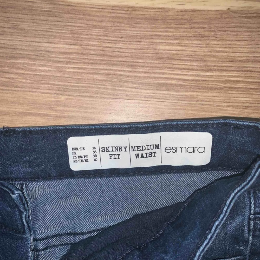 Mörkblåa jeans aldrig använda  Storlek 38/M. Jeans & Byxor.
