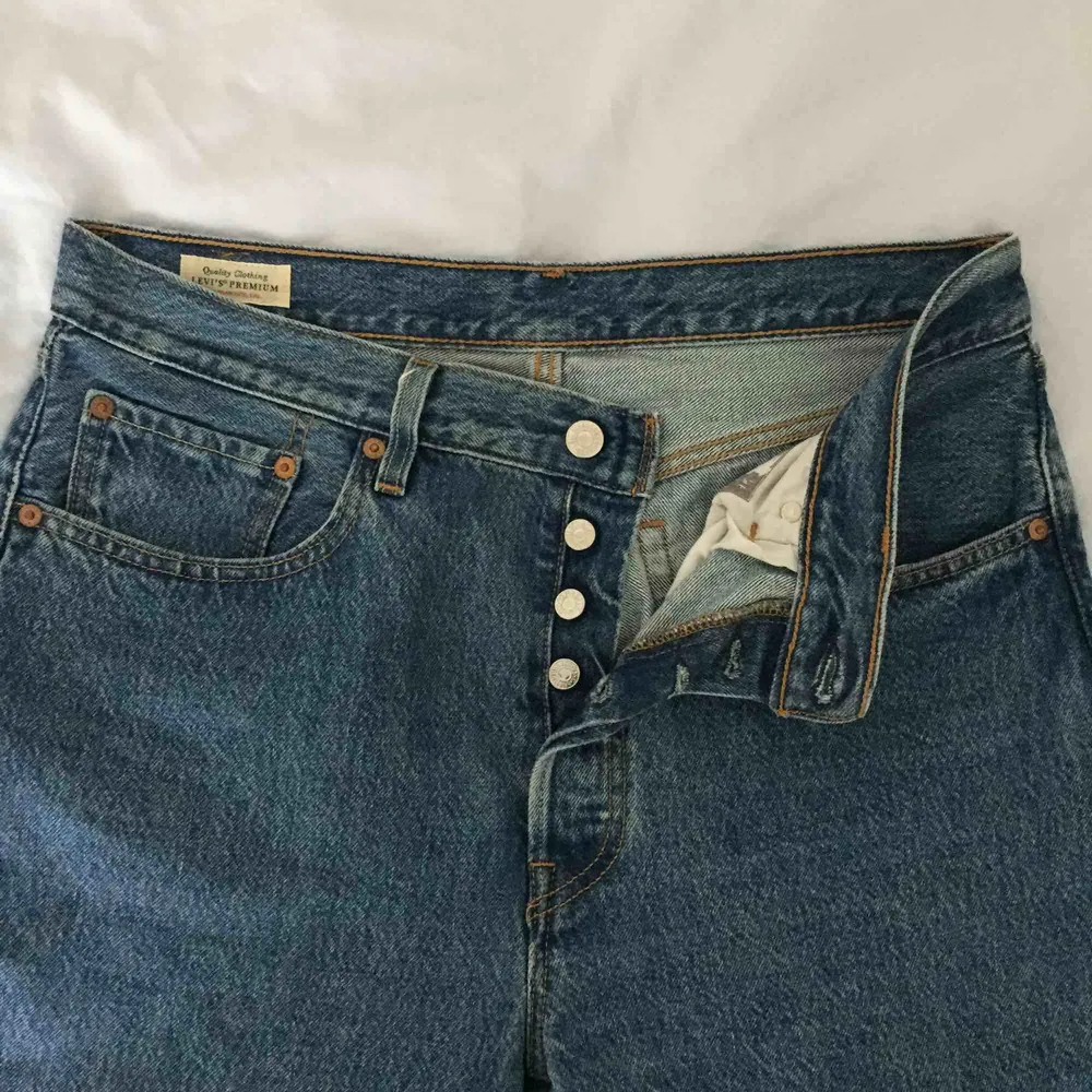 Nya Levi’s-jeans modell 501. Säljer pga använder inte. Se benlängd på sista bilden, jag är 179 cm lång. Jättesnygga, mom fit. Skulle säga att de passar en strl 40 ungefär! Pm för fler bilder.. Jeans & Byxor.